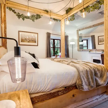 The Gilpin Farmhouse, District Getaway - Ridgestone